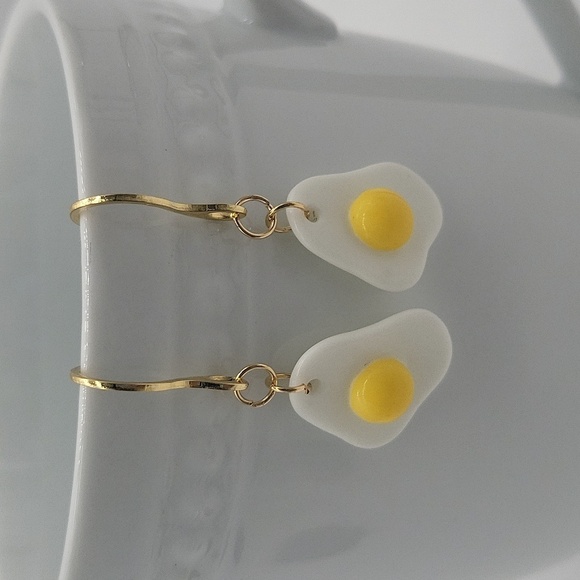 1717- Handmade Novelty Fried Eggs Dangle Earrings NWT - Picture 1 of 5